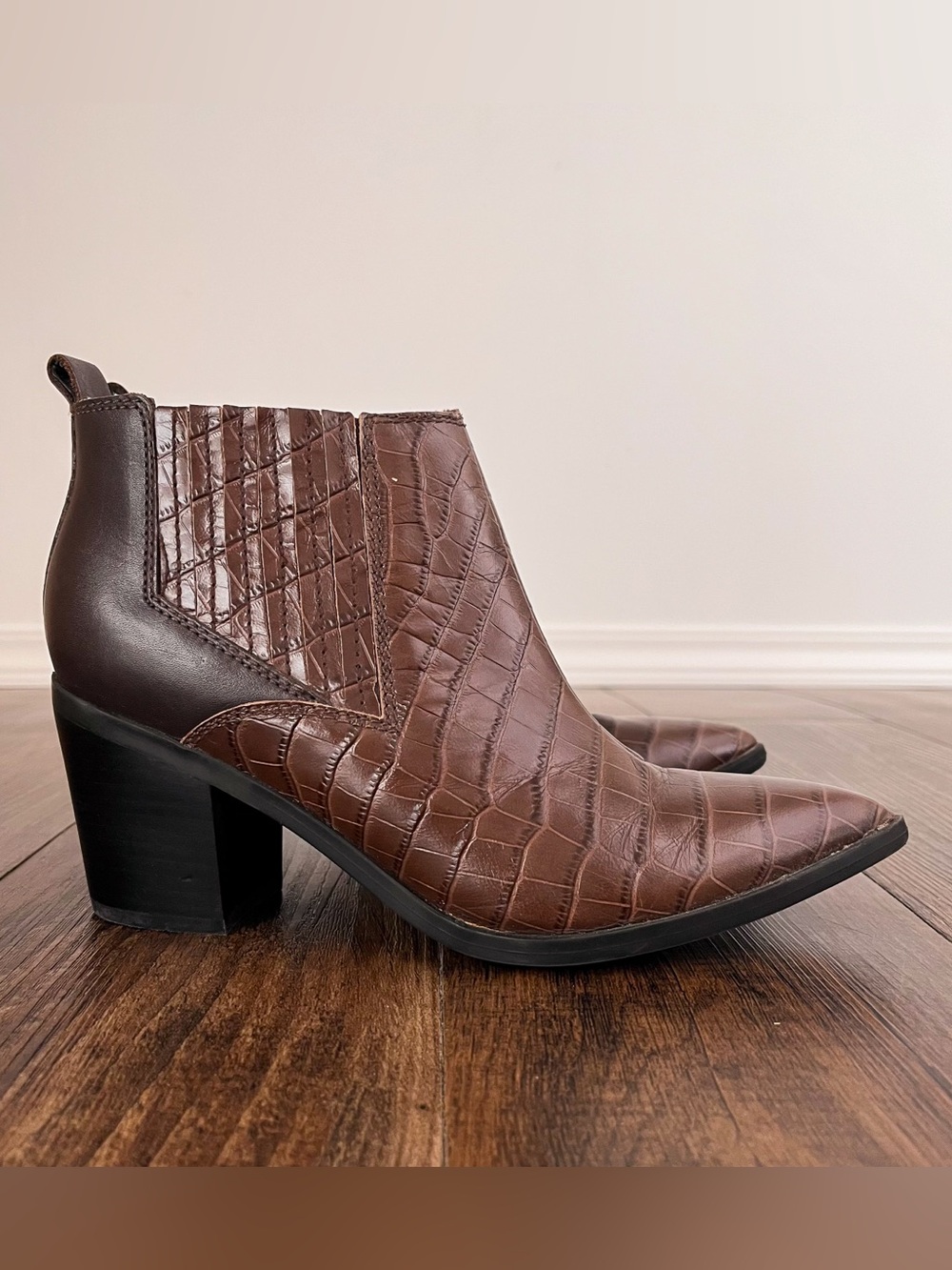 Marc Fisher Croc Embossed Ankle Bootie Pointed Toe Faux Leather Size 8.5 Brown